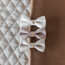 Load image into Gallery viewer, Neutral Teddy Baby Bow Set
