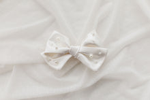 Load image into Gallery viewer, Classic Bow With Pearls

